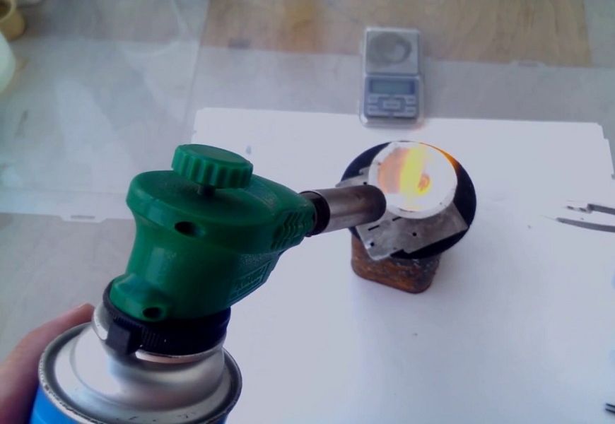 Fusion de l'or dans un creuset sur un brûleur à gaz domestique