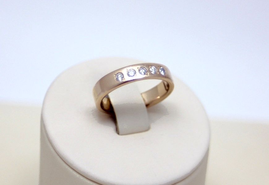 Online auction of gold rings