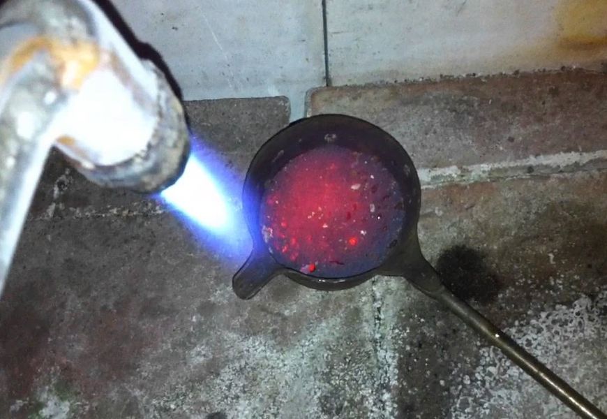 Schmelzen von Silber auf einem Gasbrenner